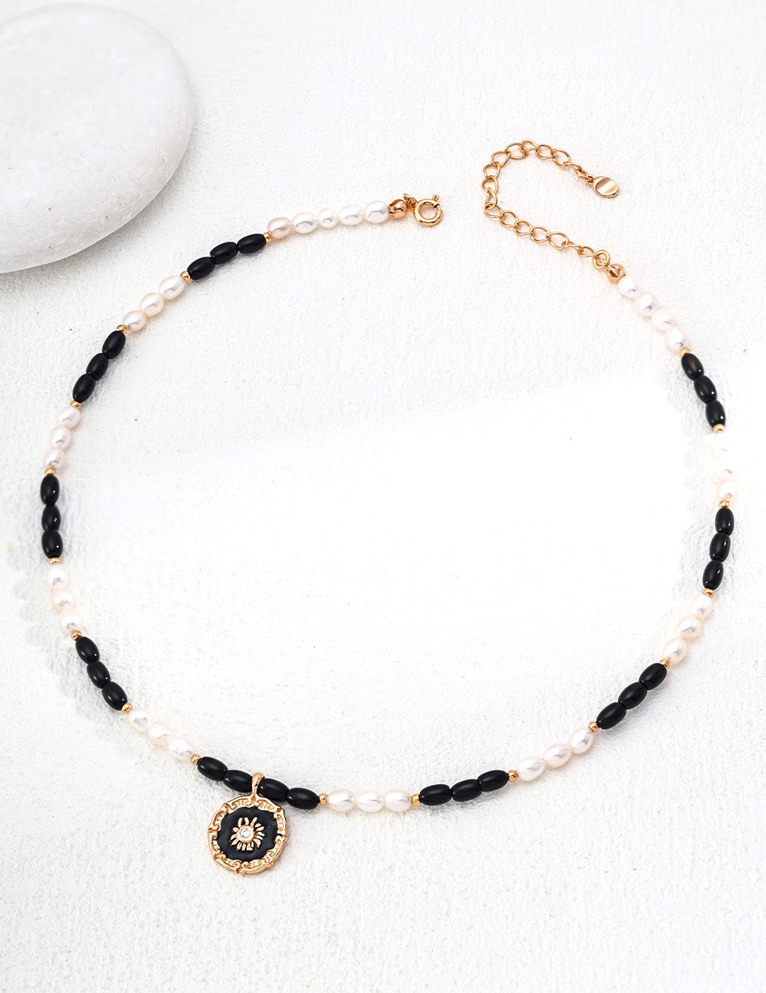 Collar de perlas con cresta de medianoche
